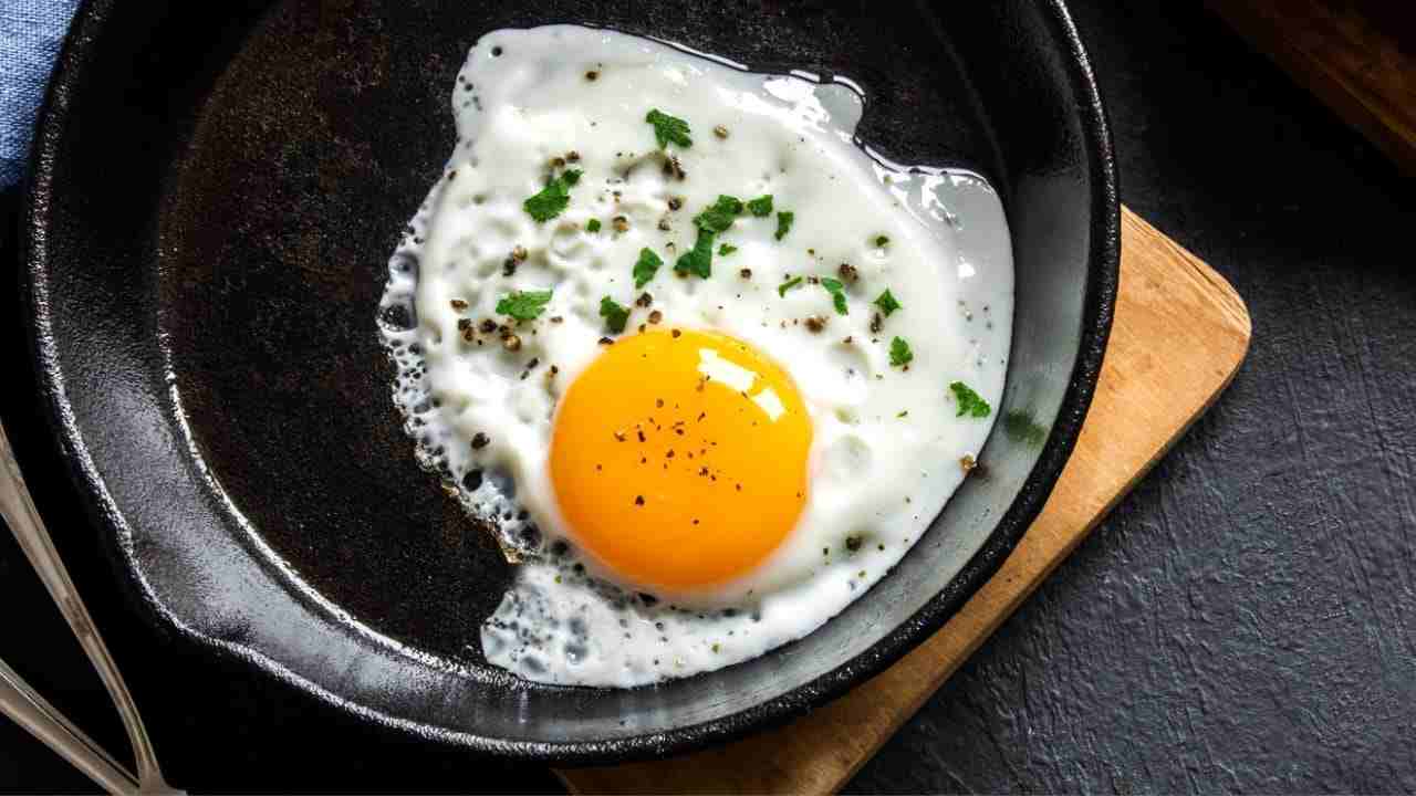 Uova al tegamino: la ricetta economica e salva cena, una vera delizia