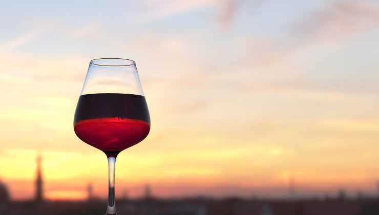 Vino rosso bicchiere tramonto