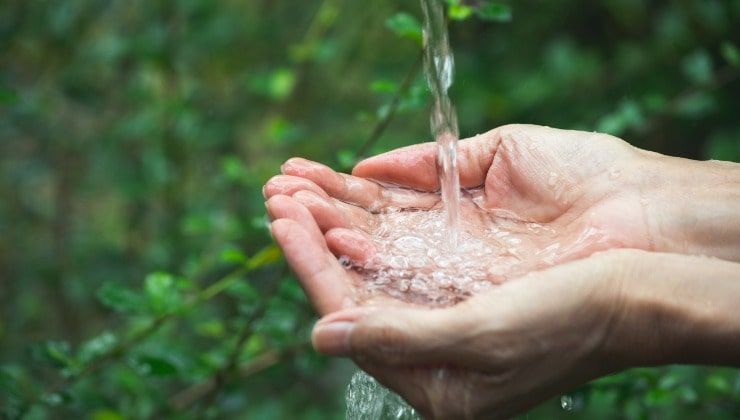 Acqua che scorre nelle mani