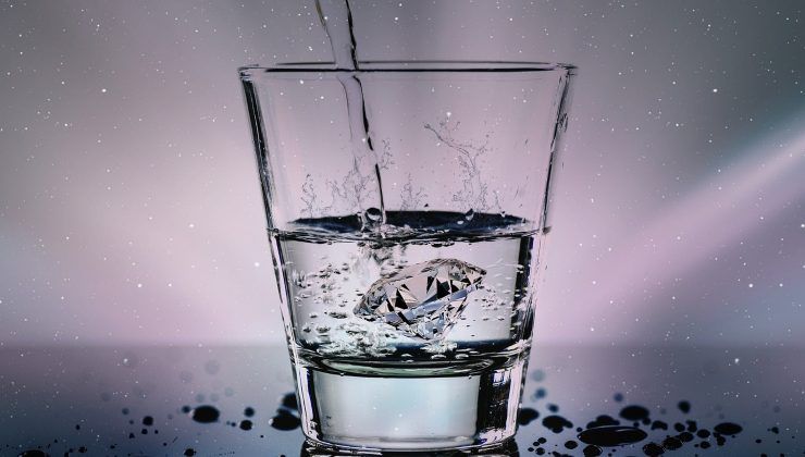 È meglio bere l'acqua frizzante o naturale?