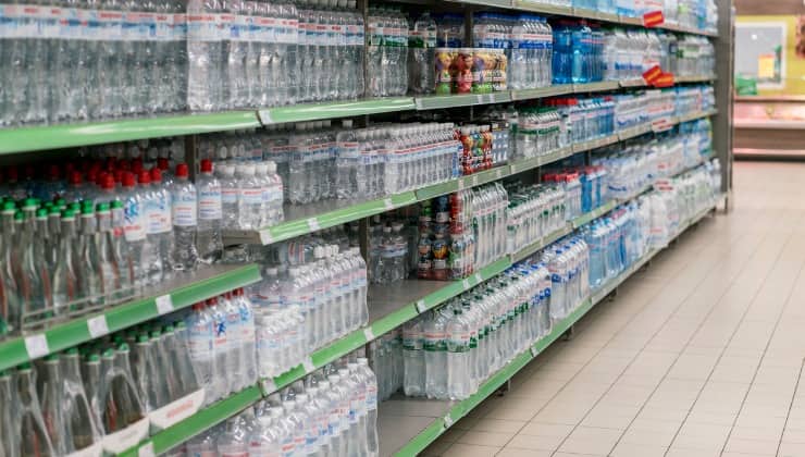 Acqua minerale sugli scaffali dei supermercati 