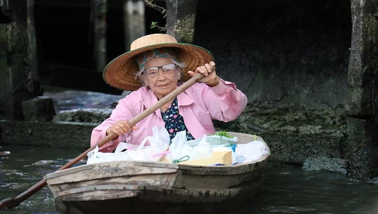 Anziana in barca, acquista per menù della longevità 