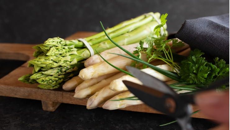 Asparagi freschi su tagliere