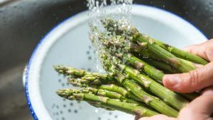 Asparagi sotto acqua corrente