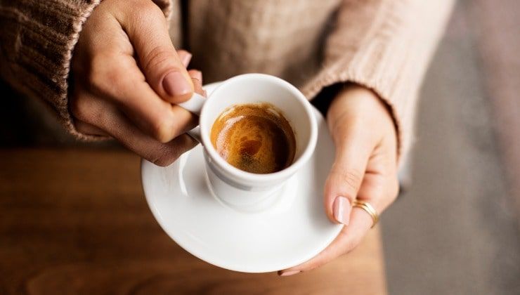 Cosa accade al nostro corpo se beviamo 5 tazzine di caffè