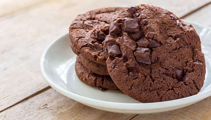 Biscotti rotondi con scaglie di cioccolato