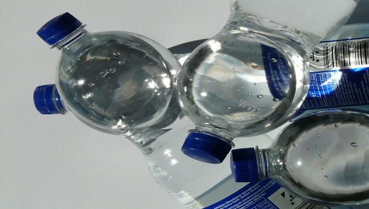 Bottiglie in PET, bere acqua oltre la sua scadenza 