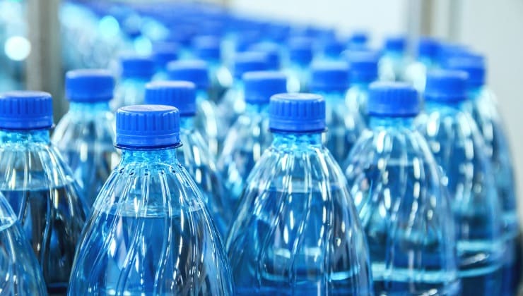 Bottiglie di plastica blu