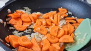 Cipolla, aglio e carota in padella