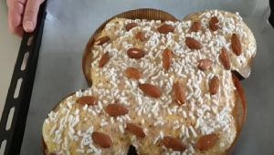 Colomba fatta in casa con mandorle