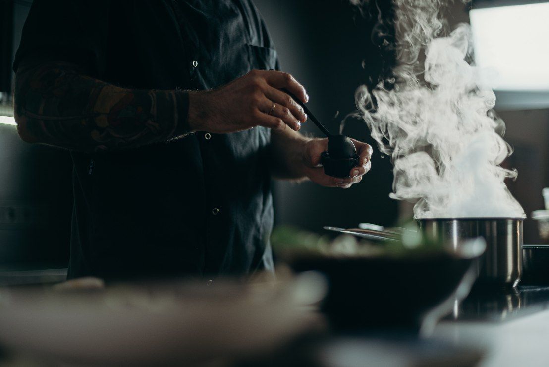 Preparazione zuppa pavese