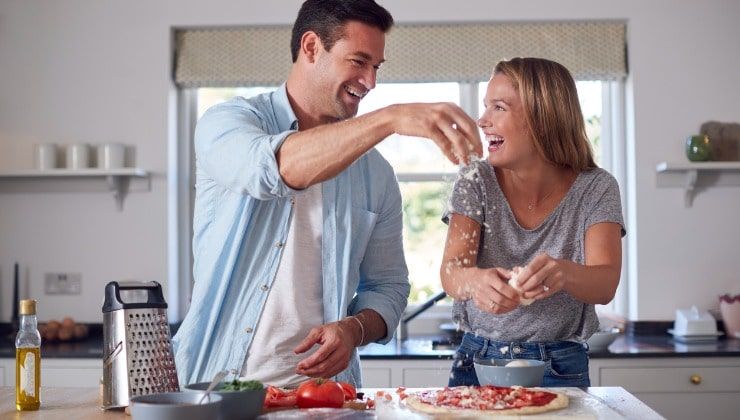 Coppia prepara la pizza a casa