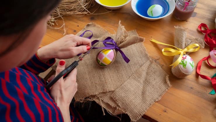 Creare con forbice e scatola delle uova 