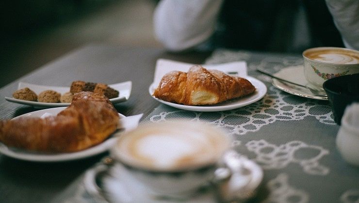 Croissant al bar