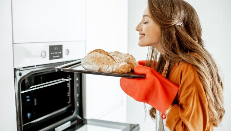 Donna cuoce pane in forno