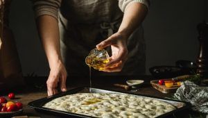 Donna prepara la focaccia