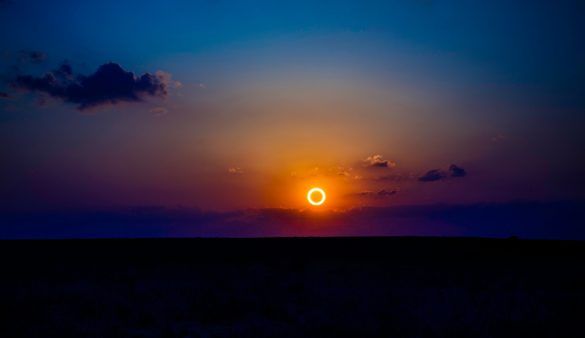 eclissi solare ibrida