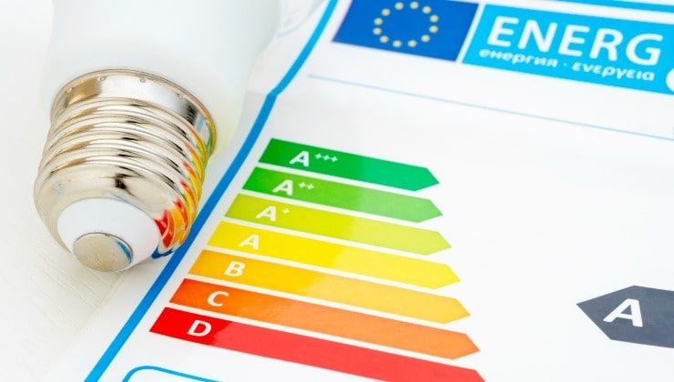 Efficienza energetica, bolletta della luce dimezzata