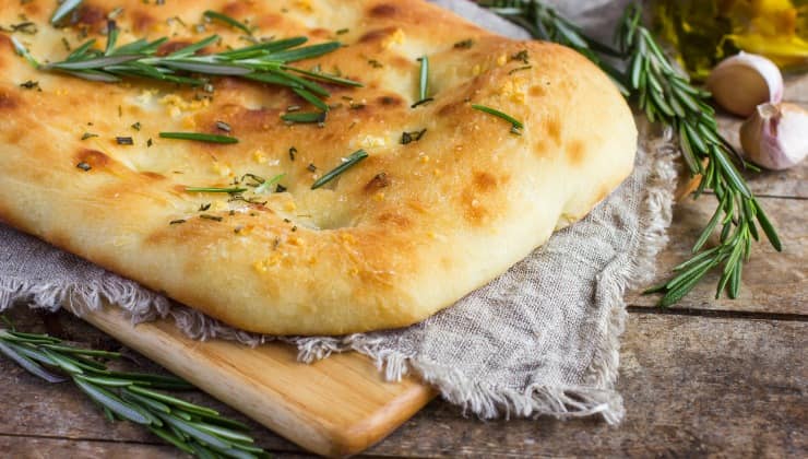 Focaccia mille bolle con rosmarino