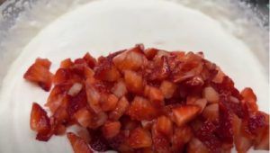 Fragole tagliate a tocchetti con panna panna