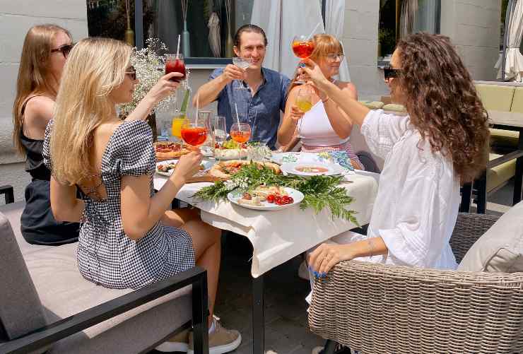 Un gruppo di persone che mangia 