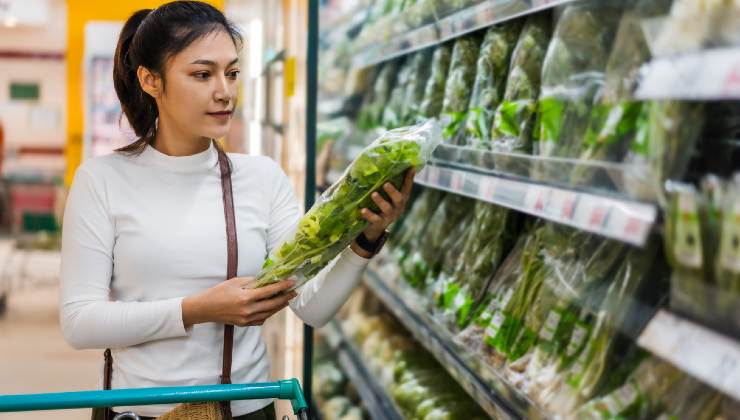 Insalata in busta: bisogna lavarla prima di consumarla?