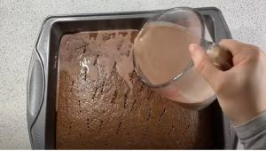 Latte al cioccolato su torta