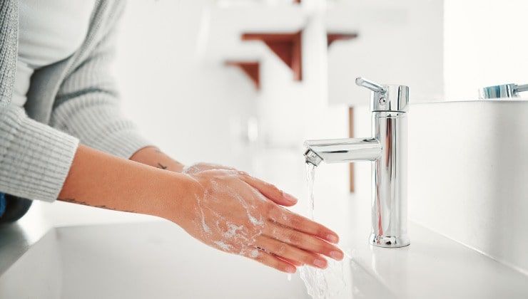 Lavarsi regolarmente le mani