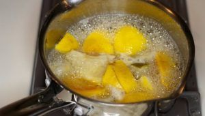 Limoni in acqua a bollire