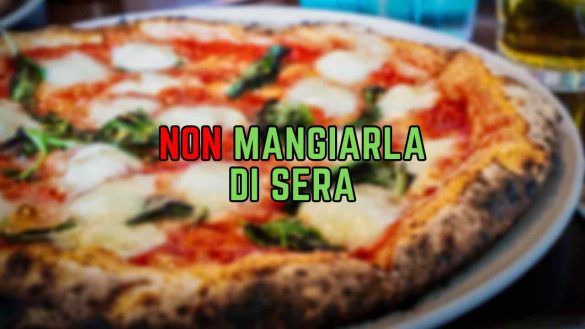 Mangiare pizza a cena
