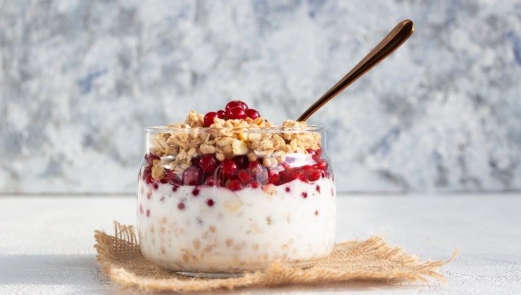 Müsli med yoghurt och bär 