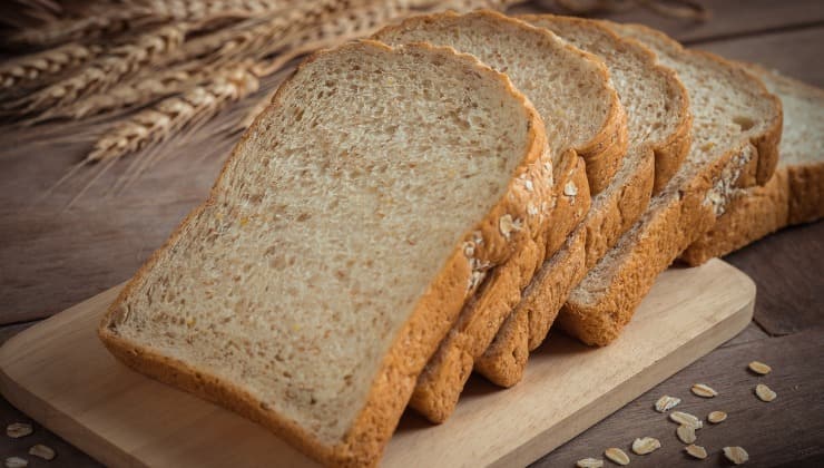 Pane integrale su piatto di legno