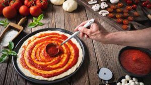 Passata di pomodoro su impasto pizza