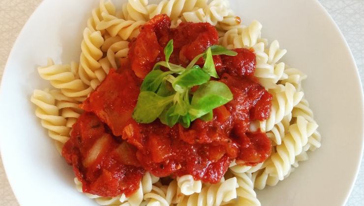 Pasta con passata di pomodoro