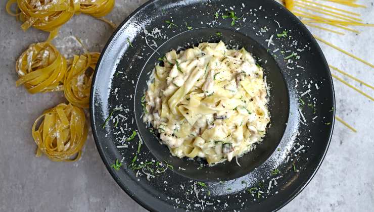 Pasta cremosa con pollo