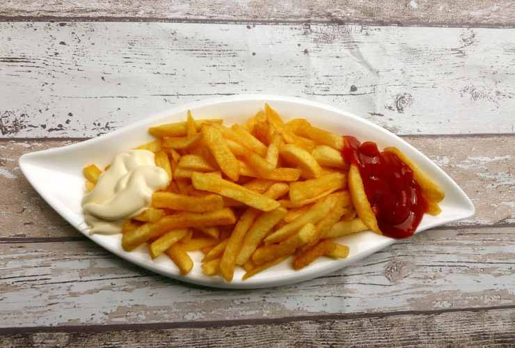 Patatas fritas con ketchup y mayonesa 