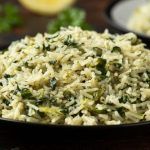 Piatto di risotto agli spinaci