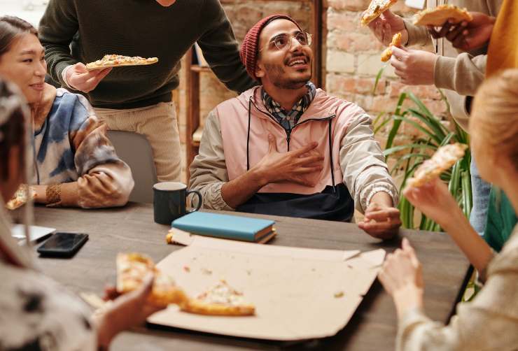 Un gruppo di persone che mangiano la pizza 