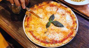 La primissima pizza ai grilli arriva in Italia: ecco l’unica città in cui potrai gustarla
