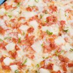 Pizza in teglia morbida e deliziosa, pomodori e basilico