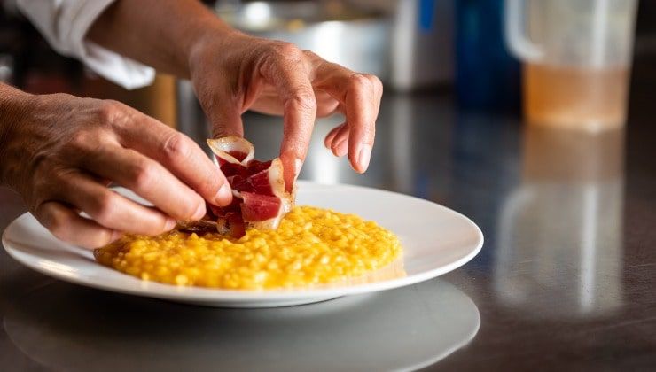 Preparazione risotto al ristorante