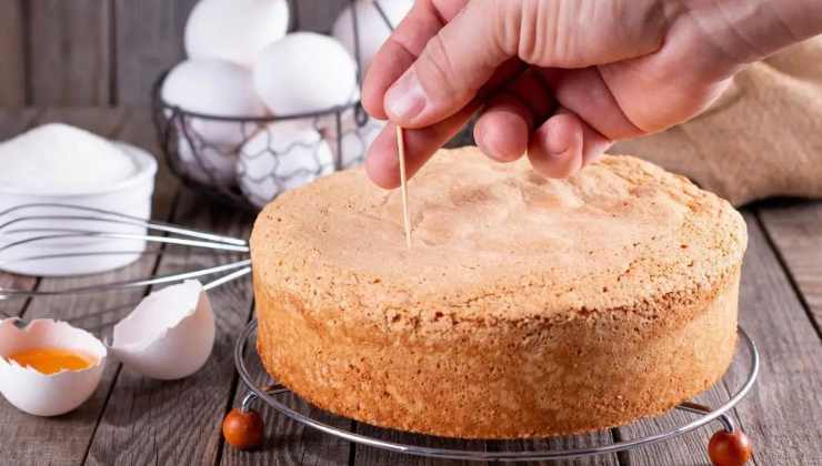 Prova stuzzicadenti nella torta