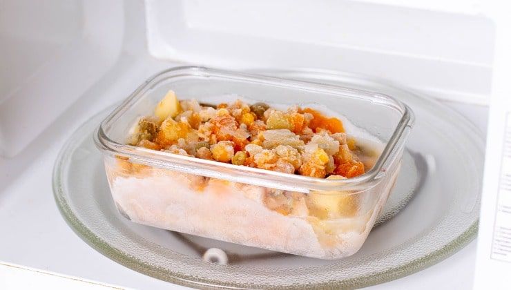 Scongelare cibo congelato al microonde