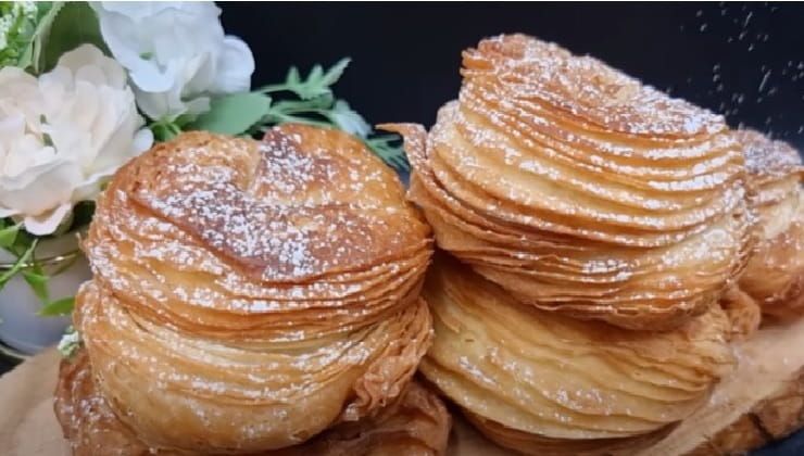 Sfogliatelle con zucchero a velo