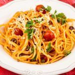 Spaghetti alla puttanesca in bianco, olive e capperi