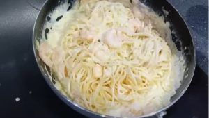 Spaghetti con gamberetti in padella
