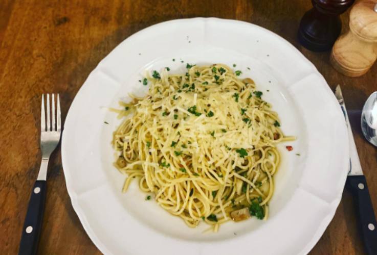 Un piatto di spaghetti con aglio, olio e peperoncino 