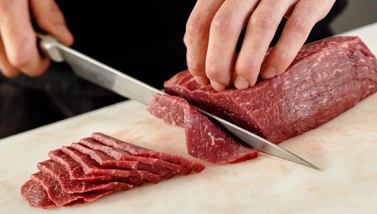 Tagliare il filetto della carne
