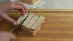 tagliare il pane a cubetti