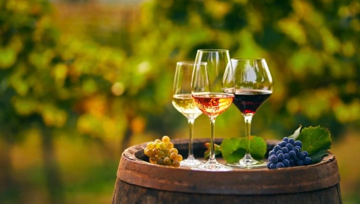 Uva, bicchieri e vino dealcolato